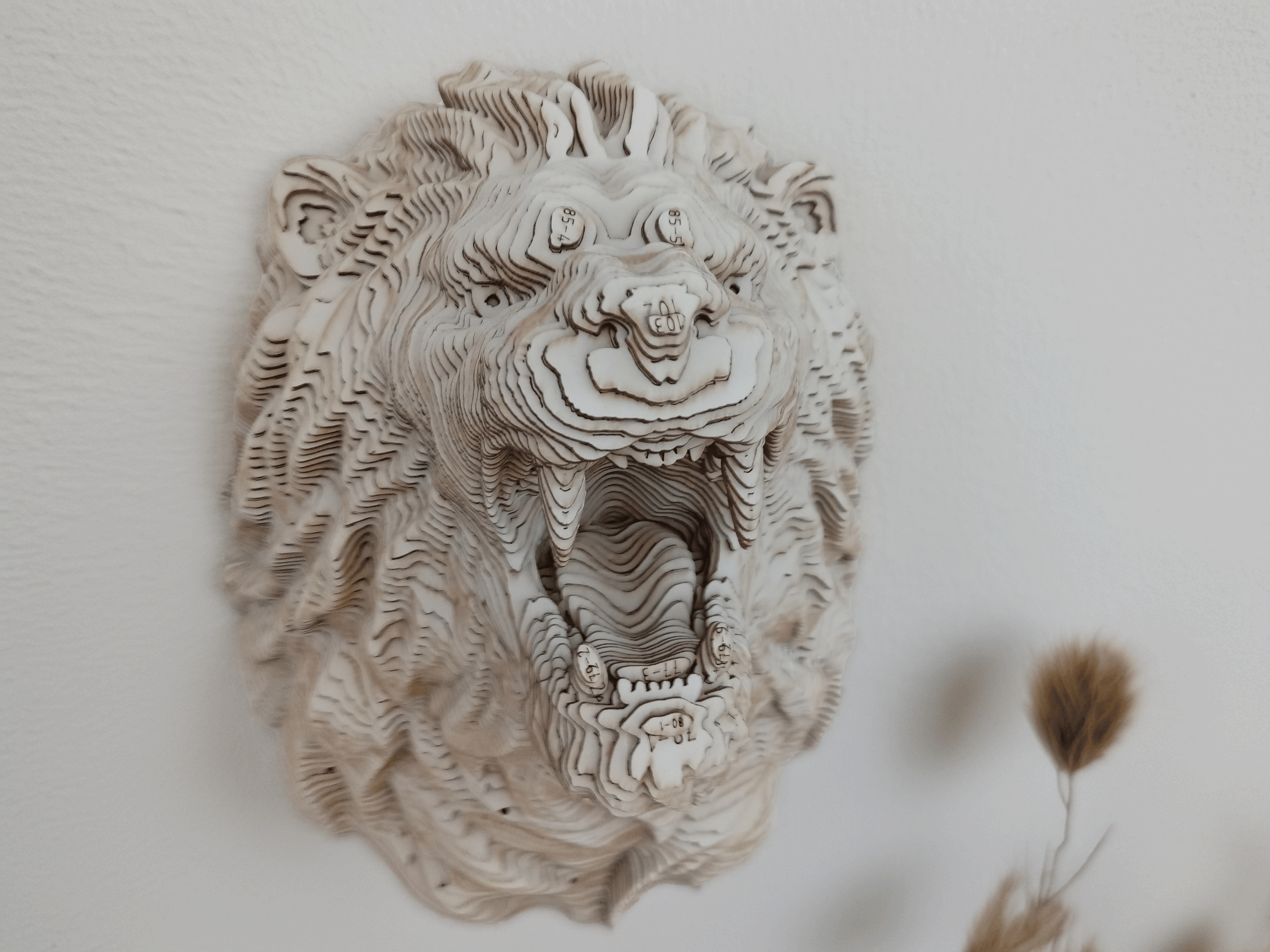 Tête de Lion CART accrochée au mur